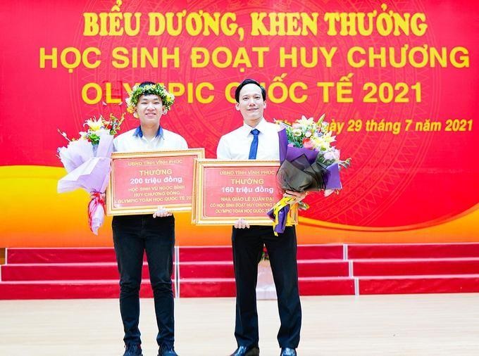 Thầy giáo Lê Xuân Đại, Trường THPT Chuyên Vĩnh Phúc và em Vũ Ngọc Bình (bìa trái) được UBND tỉnh Vĩnh Phúc khen thưởng.