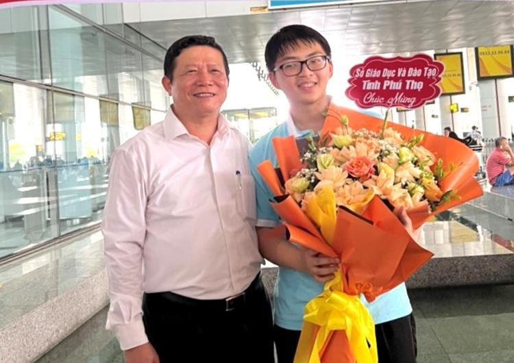 Giám đốc Sở GD&ĐT Phú Thọ chúc mừng em Võ Tiến Thành sau khi đoạt huy chương Olympic Sinh học quốc tế 2022. Ảnh: Hiền Mai