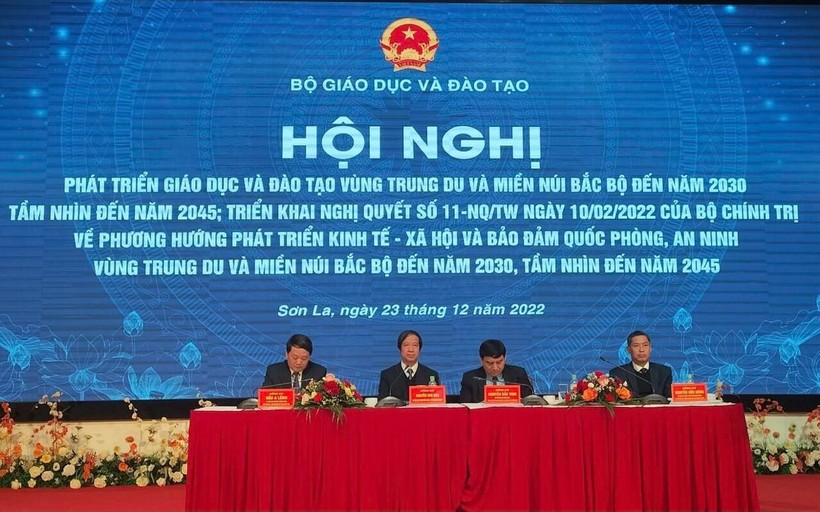 Bộ trưởng Bộ GD&ĐT Nguyễn Kim Sơn (thứ hai từ trái sang) chỉ đạo Hội nghị.