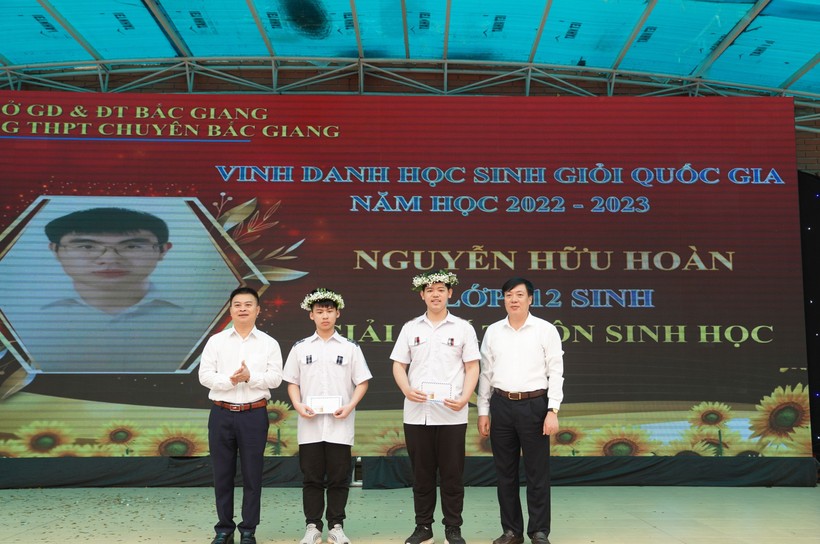 Phó Giám đốc Sở GD&ĐT Bắc Giang - Bạch Đăng Khoa (bên trái ngoài cùng) và thầy Trần Duy Phương - Hiệu trưởng trường THPT Chuyên Bắc Giang khen thưởng cho học sinh.