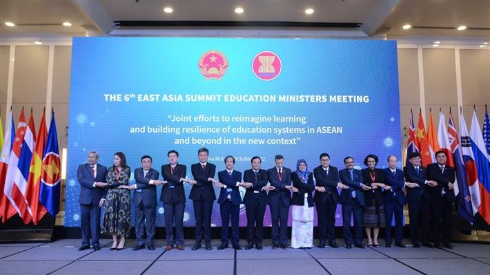 Các đại biểu tại Hội nghị Bộ trưởng Giáo dục cấp cao Đông Á ASEAN - EAS lần thứ 6 do Bộ GD&ĐT Việt Nam đăng cai. 