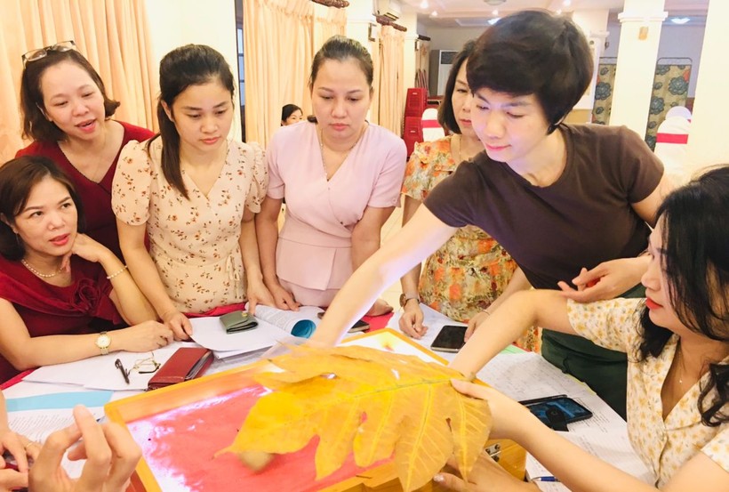 Cô Phạm Thị Hiền (thứ hai từ phải sang) trao đổi kinh nghiệm với đồng nghiệp. Ảnh: NVCC