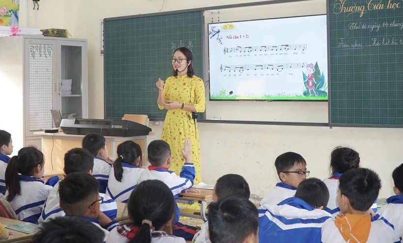 Tiết âm nhạc tại Trường Tiểu học Nguyễn Trãi, TP Vinh, Nghệ An. Ảnh: Hồ Lài.