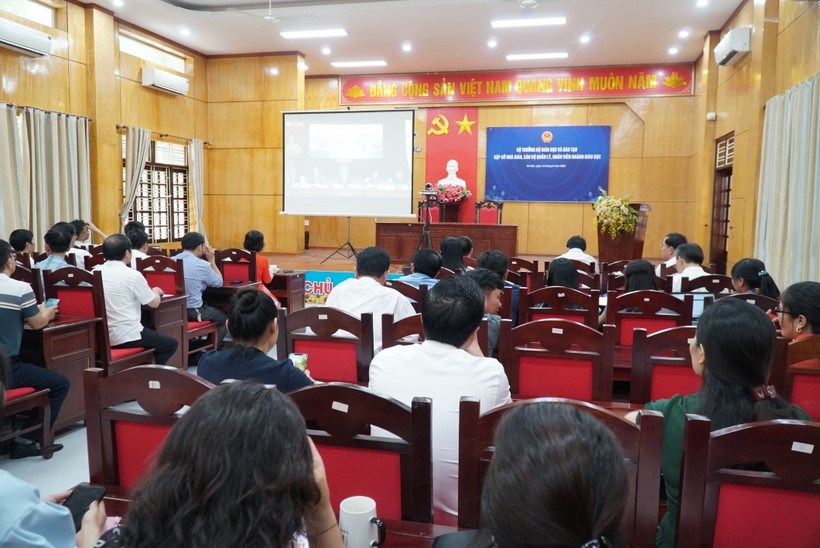 Cán bộ quản lý, giáo viên tại điểm cầu Sở GD&ĐT Nghệ An dự hội nghị gặp gỡ Bộ trưởng Bộ GD&ĐT. Ảnh: Hồ Lài.