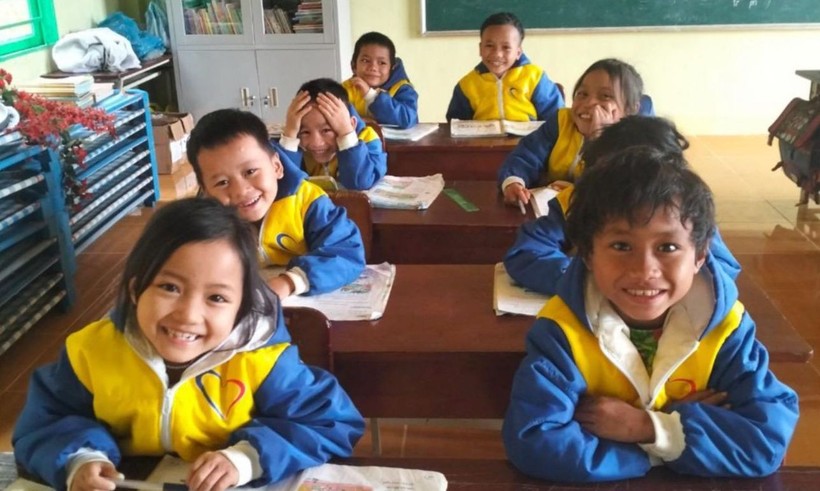 Học sinh lớp ghép 1 - 2 và lớp nhô ở điểm trường Ông Thái, Trường Phổ thông Dân tộc bán trú Tiểu học Trà Dơn (Nam Trà My, Quảng Nam) Ảnh: Bình Nam