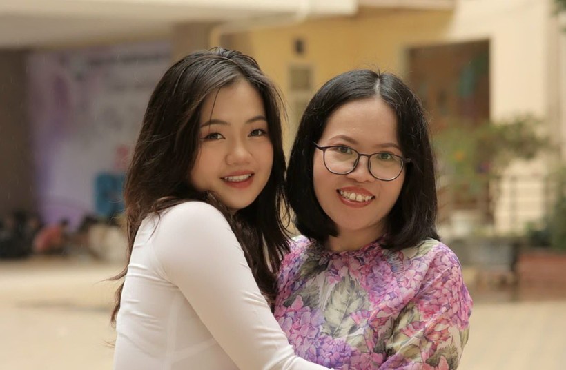 Khánh Ly và cô giáo chủ nhiệm Phan Thị Thảo. Ảnh: NVCC