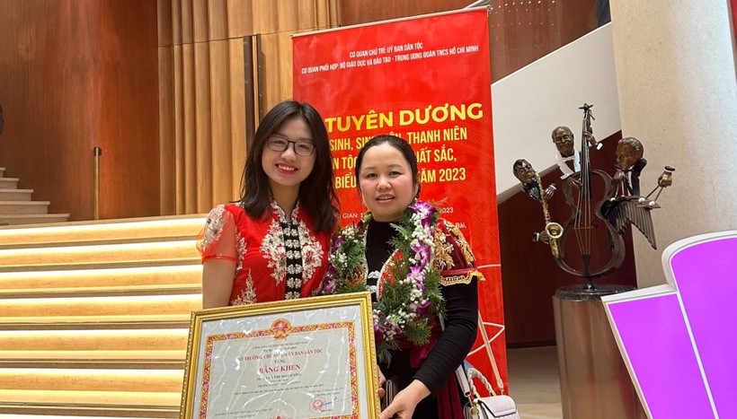 Lang Thị Mai Sương (sinh viên năm nhất, Trường ĐH Ngoại thương) cùng mẹ tại Lễ tuyên dương học sinh, sinh viên, thanh niên dân tộc thiểu số xuất sắc, tiêu biểu lần thứ X. Ảnh NVCC.
