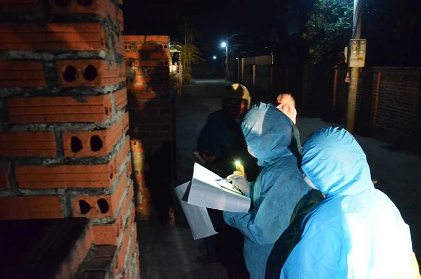 Lực lượng chức năng lấy mẫu xét nghiệm trên địa bàn thị xã Đông Triều. Ảnh: Nguyễn Thanh