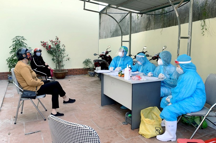Người dân huyện Vân Đồn (Quảng Ninh) khai báo y tế
