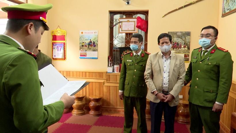 Cơ quan chức năng đọc lệnh bắt giữ đối tượng Sa Văn Khuyên - Nguyên Phó Giám đốc Sở Y tế tỉnh Sơn La.