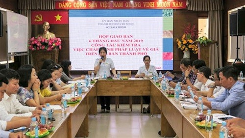 Bà Lê Thị Thanh Tuyền, nguyên Chánh Than tra Sở Tài chính TP.HCM (đứng) bị khởi tố, bắt tạm giam. Ảnh: VTC News