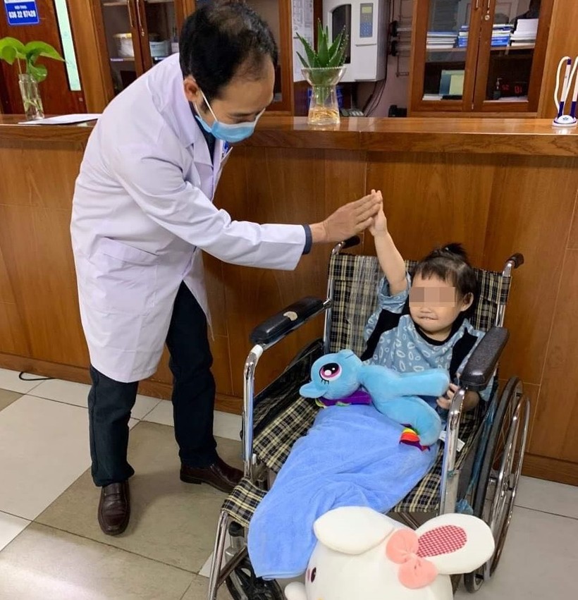 Sau 5 ngày điều trị, bé gái rơi từ tầng 12A chung cư 60B Nguyễn Huy Tưởng đã được ra viện.
