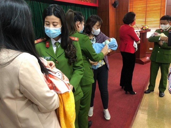 Nhiều trẻ sơ sinh đang được nuôi dưỡng chờ bán sang Trung Quốc được cơ quan chức năng giải cứu.
