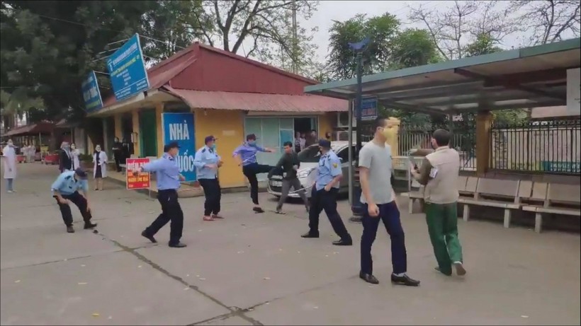 Hình ảnh ẩu đả giữa nhóm bảo vệ và người nhà bệnh nhân xảy ra tại Bệnh viện Đa khoa tỉnh Tuyên Quang.