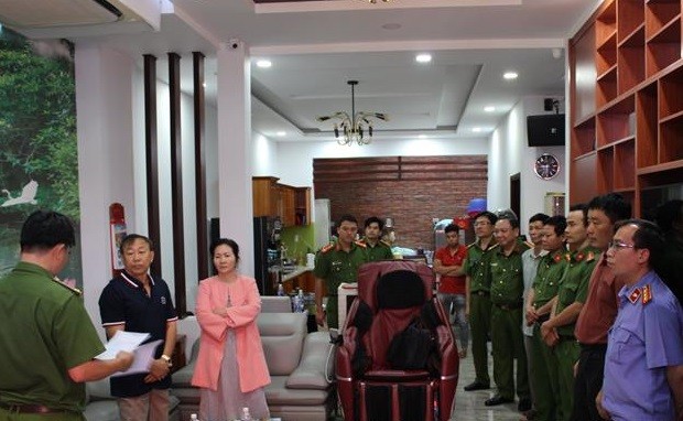 Cơ quan chức năng công bố quyết định bắt tạm giam đối với đối tượng Lê Thanh Tú và Trần Thị Thanh Vân. Ảnh: Công an Đồng Nai.