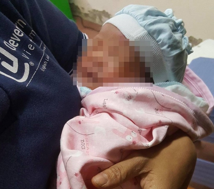 Bé gái mới sinh bị bỏ rơi tại Trạm Y tế xã Tự Nhiên.