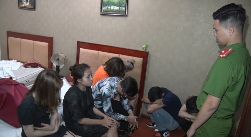 19 nam nữ thanh niên có hành vi sử dụng ma tuý trong khách sạn bị cơ quan chức năng bắt quả tang.