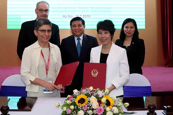 Bà Nguyễn Thị Bích Ngọc (áo trắng bên phải) vừa được bổ nhiệm làm Thứ trưởng của Bộ Kế hoạch và Đầu tư. Ảnh: VietnamNet.