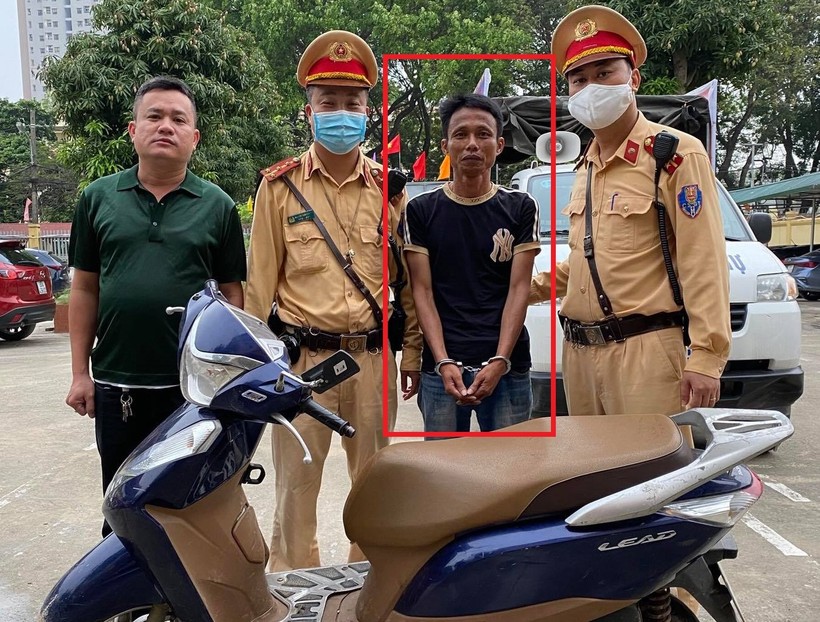 Đối tượng Nguyễn Bá Quang bị bắt giữ cùng tang vật của vụ trộm cắp.