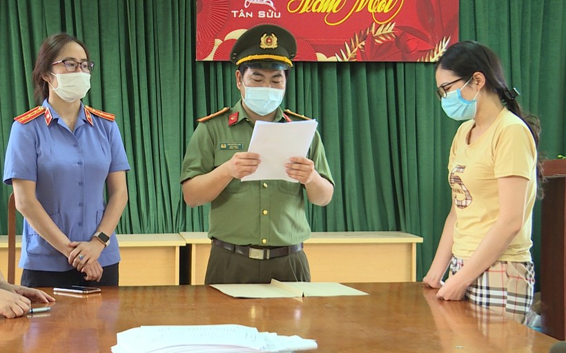 Cơ quan chức năng đọc các quyết định khởi tố, bắt tạm giam đối với Nguyễn Thị Hồng Hạnh. Ảnh:  Công an cung cấp.