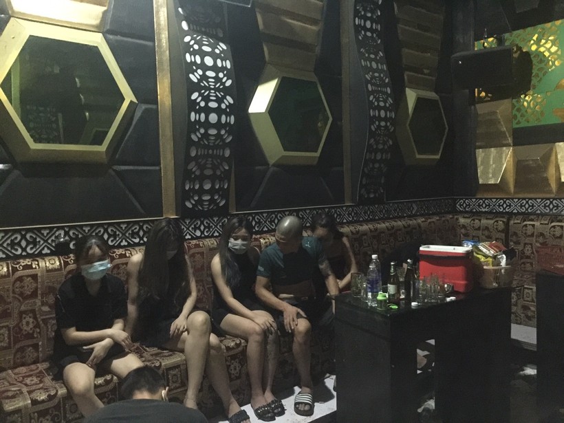 Nhóm nam nữ có hành vi sử dụng ma tuý tại quán karaoke.