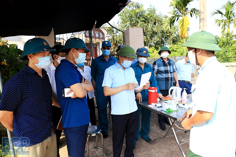 Chủ tịch UBND tỉnh Lê Ánh Dương kiểm tra công tác PCD tại thôn Đồng Cống (xã Yên Mỹ, huyện Lạng Giang). Ảnh: Dương Thuỷ.
