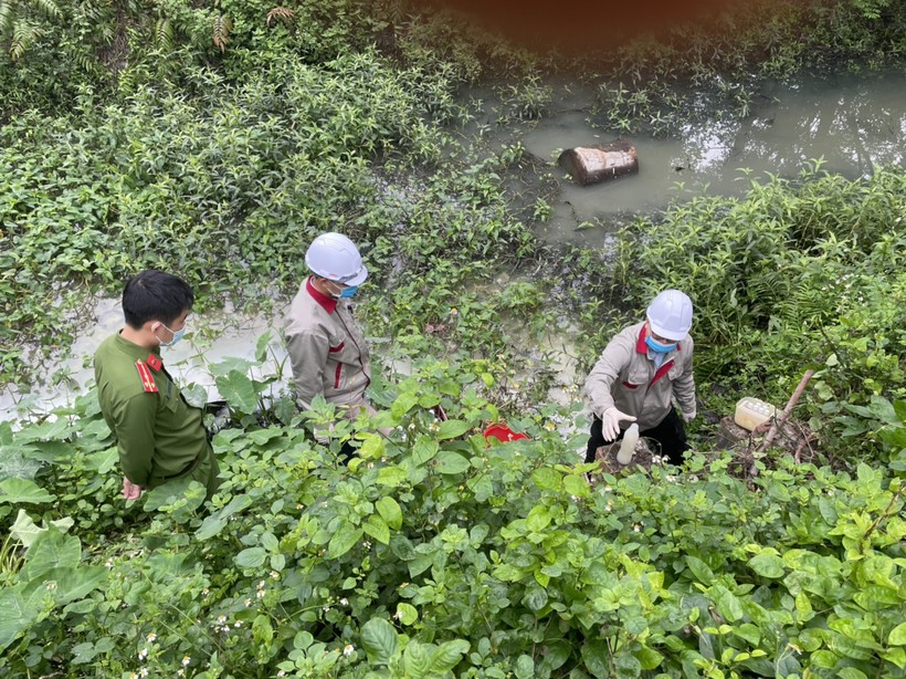 Cơ quan chức năng tiến hành kiểm tra lấy mẫu nước thải do Chi nhánh Công ty TNHH gốm sứ Quang Vinh thải ra môi trường. Ảnh: Công an Quảng Ninh.