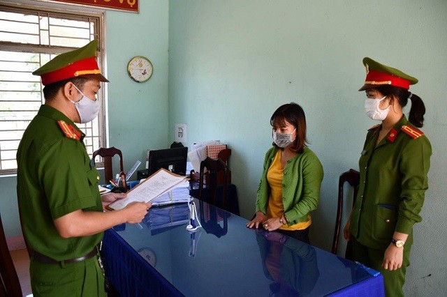 Cơ quan chức năng đọc các quyết định khởi tố đối với Phạm Thị Ngọc Tuyến.
