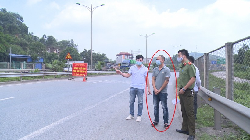 Cơ quan Công an xác định hiện trường nơi đối tượng Lâm Văn Luân (khoang đỏ) tổ chức cho 5 đối tượng người Trung Quốc lẩn trốn lực lượng chức năng.