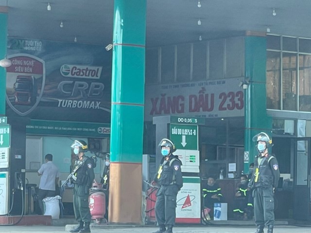 Cơ quan chức năng tiến hành kiểm tra một cửa hàng xăng dầu sáng ngày 19/5. Ảnh: Công an Đồng Nai.