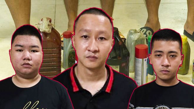 Nguyễn Quốc Phong (giữa) cùng đàn em bị cơ quan chức năng bắt giữ. Ảnh: Công an Hà Nội.