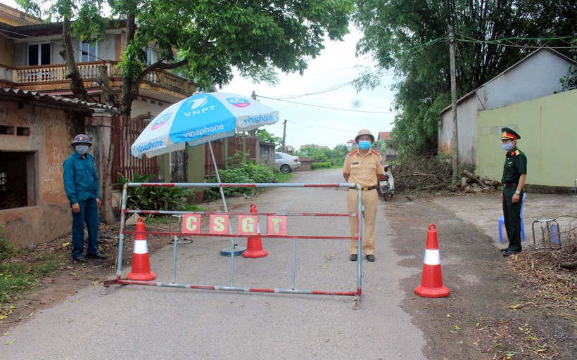 UBND huyện Phú Bình đã thành lập 15 chốt liên nghành để kiểm soát chặt chẽ việc thực hiện các biện pháp cách ly xã hội. Ảnh: Báo Thái Nguyên.