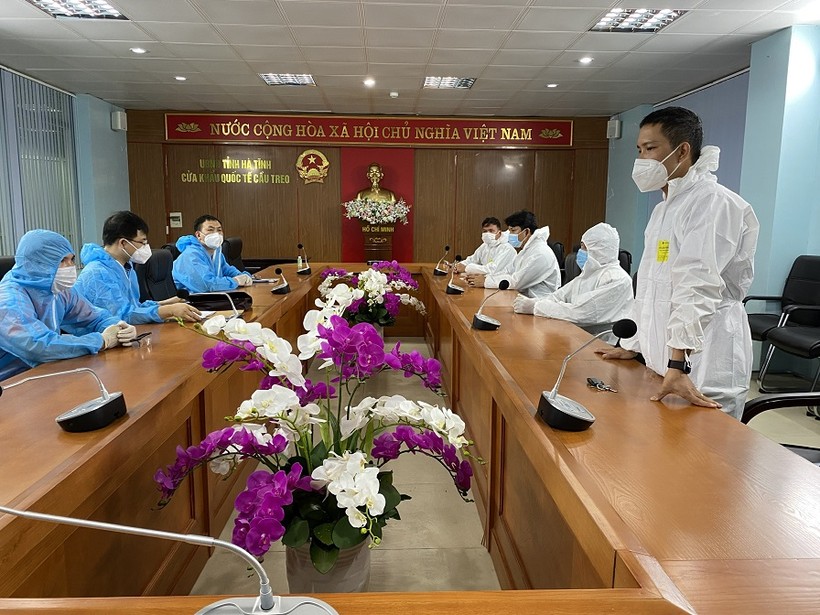 Công an tỉnh Hải Dương tiến hành các thủ tục tiếp nhận công dân bị CHDCND Lào trục xuất tại cửa khẩu quốc tế Cầu Treo.