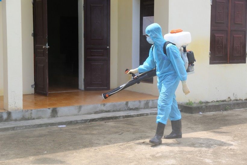 Lực lượng y tế phun khử khuẩn tại xóm Đàm Danh (xã Thành Công, Phổ Yên).
