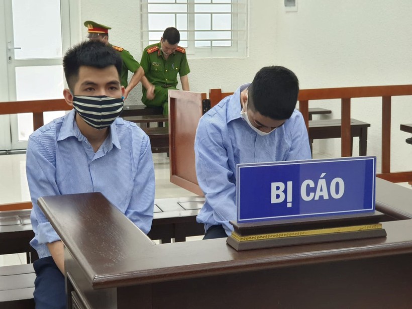 2 bị cáo Nguyễn Đình Vân và Nguyễn Mạnh Hiền tại phiên toà xét xử. Ảnh: Mạnh Hùng.