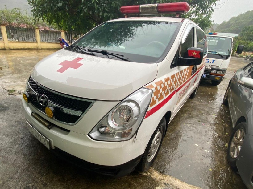 Chiếc xe cứu thương chở nhiều người từ Bắc Ninh về Sơn La định vượt chốt kiểm soát dịch bệnh.