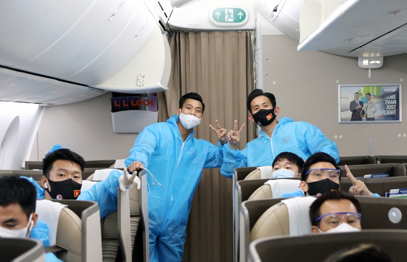 Đội tuyển bóng đá Việt Nam được bố trí ngồi tại khoang riêng biệt và mặc trang phục bảo hộ trong suốt hành trình bay. Ảnh: VFF