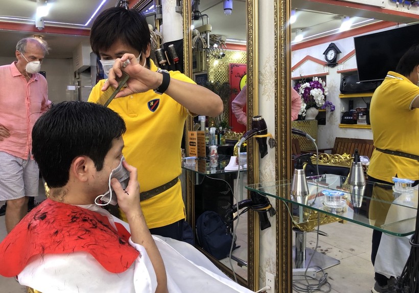 Dịch vụ cắt tóc, gội đầu ở Hà Nội được mở lại từ ngày 22/6. Ảnh minh hoạ.