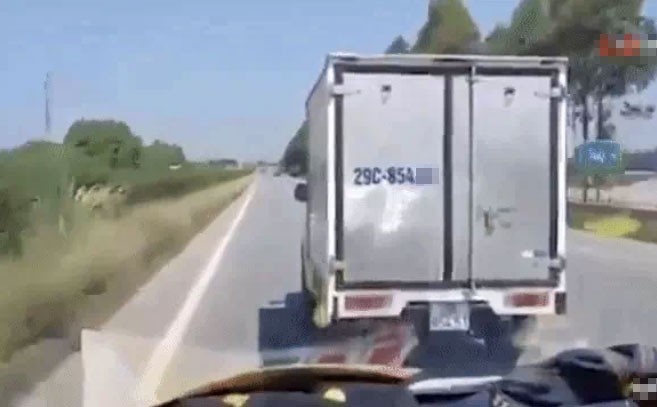 Chiếc xe tải không nhường đường cho xe cứu thương.