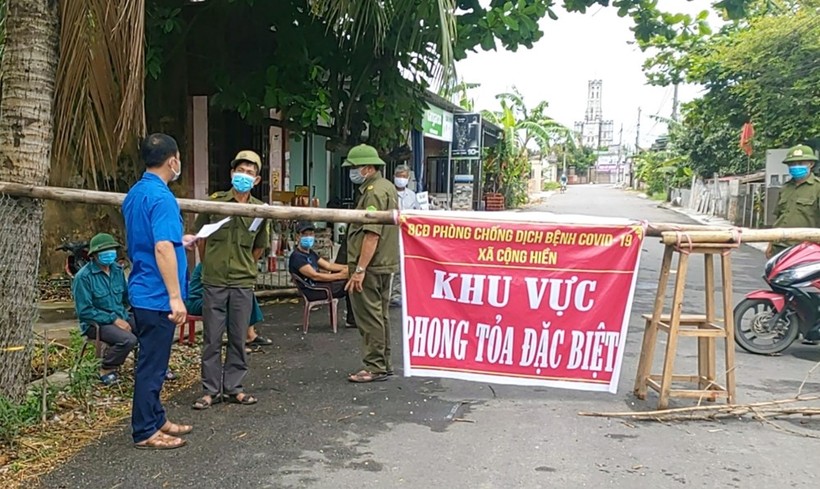 Lực lượng chức năng phong tỏa khu vực xã Cộng Hiền (huyện Vĩnh Bảo).