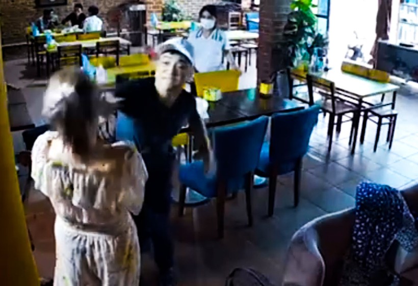 Hình ảnh ghi lại cảnh diễn viên Hoàng Yến bị người đàn ông tấn công tại quán ăn.