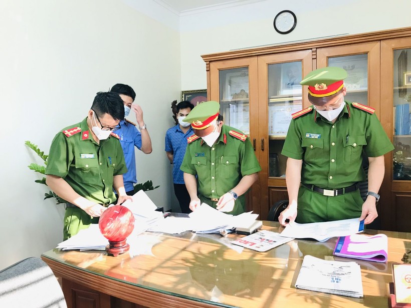 Cơ quan CSĐT Công an tỉnh khám xét tại phòng làm việc bị can Trần Quang Vinh. Ảnh: Công an Bắc Giang.