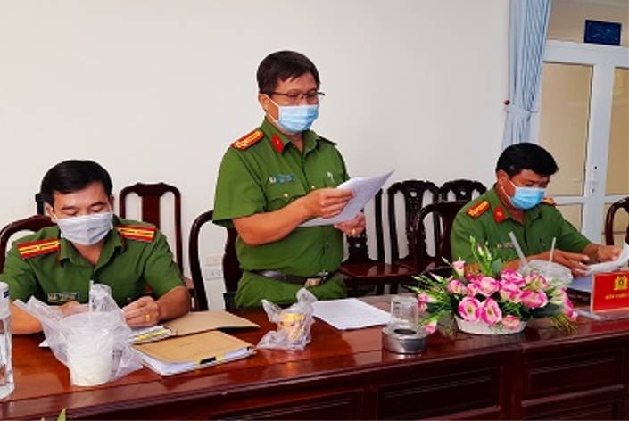 Công an huyện Cầu Ngang báo cáo nội dung vụ án. Ảnh: Công an tỉnh Trà Vinh.