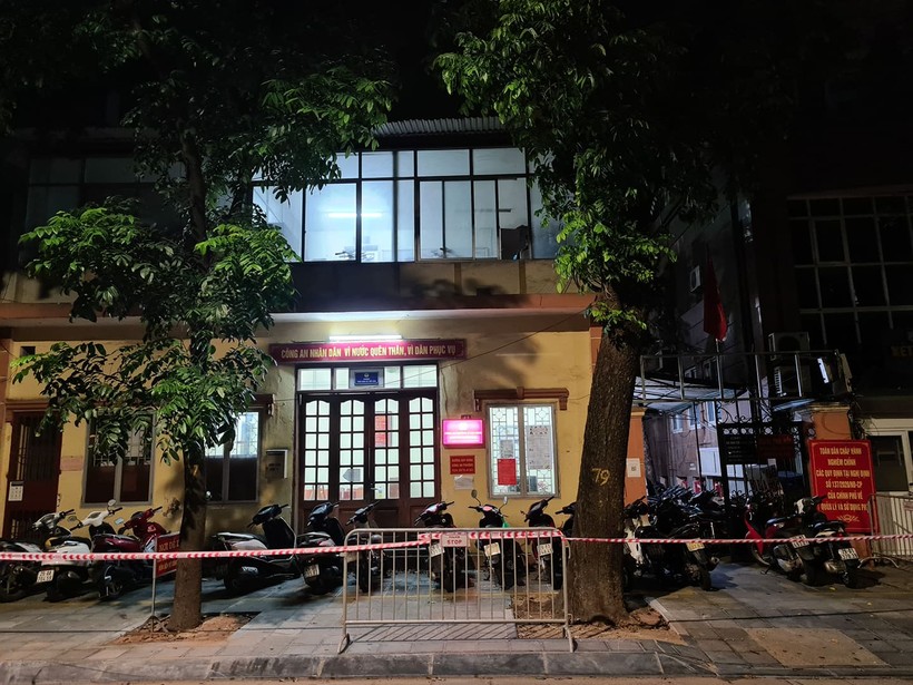 Trụ sở Công an phường Lê Đại Hành được căng dây tạm thời phong toả trong đêm 26/7.