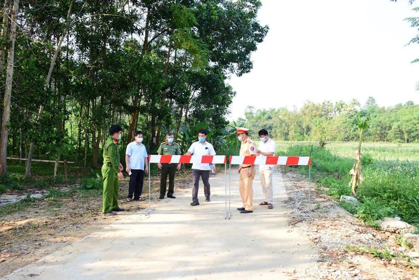 Lực lượng chức năng tỉnh Tuyên Quang thành lập các chốt kiểm tra, giám sát người từ địa phương khác vào địa bàn tỉnh.