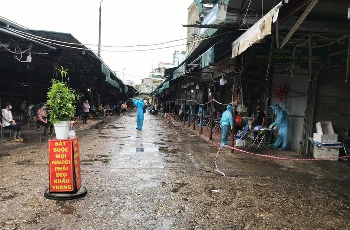 Ngành Y tế tiến hành lấy mẫu xét nghiệm cho các tiểu thương tại chợ Phùng Khoang.