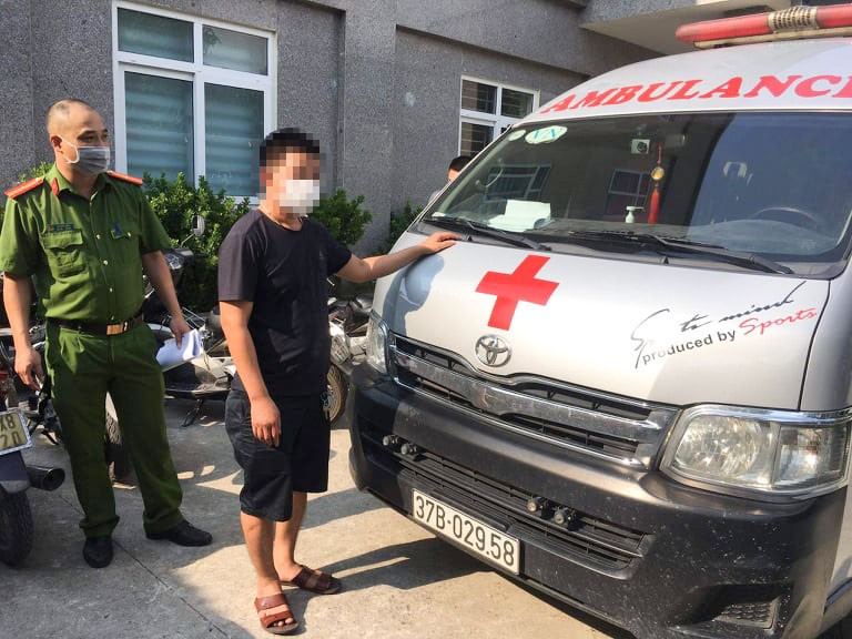 Tài xế điều khiển xe cứu thương chở khách từ Nghệ An vào Hà Nội.