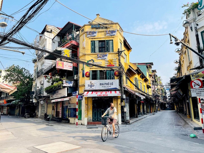 Đường phố Hà Nội vắng vẻ trong thời gian thực hiện giãn cách xã hội.