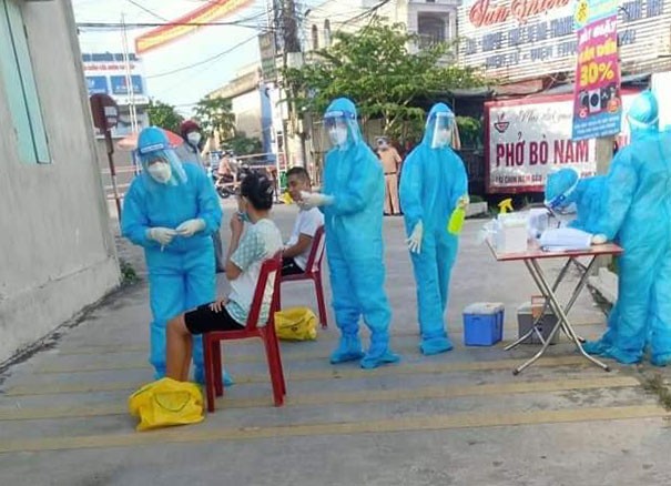 Lực lượng Y tế lấy mẫu xét nghiệm cho người dân tại các địa phương xuất hiện ca dương tính với SARS-CoV-2 của huyện Hải Hậu.