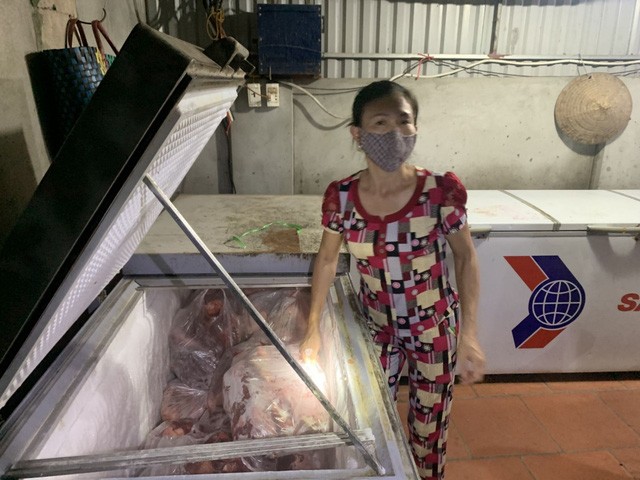 Nguyễn Thị Loan cùng số thực phẩm bẩn.